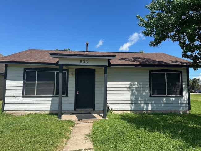 property at 806 N Avenue B