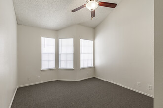 Broken Oak Townhomes in San Antonio, TX - Building Photo - Interior Photo