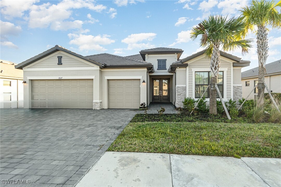 11127 Canopy Loop in Ft. Myers, FL - Building Photo