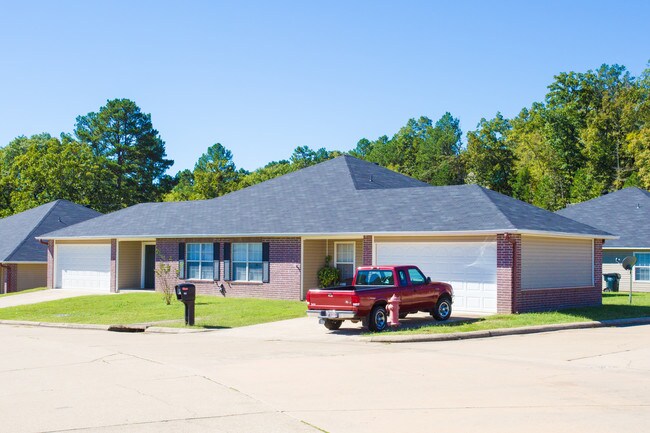 Lawson's Place Duplex Community in Hot Springs National Park, AR - Building Photo - Building Photo