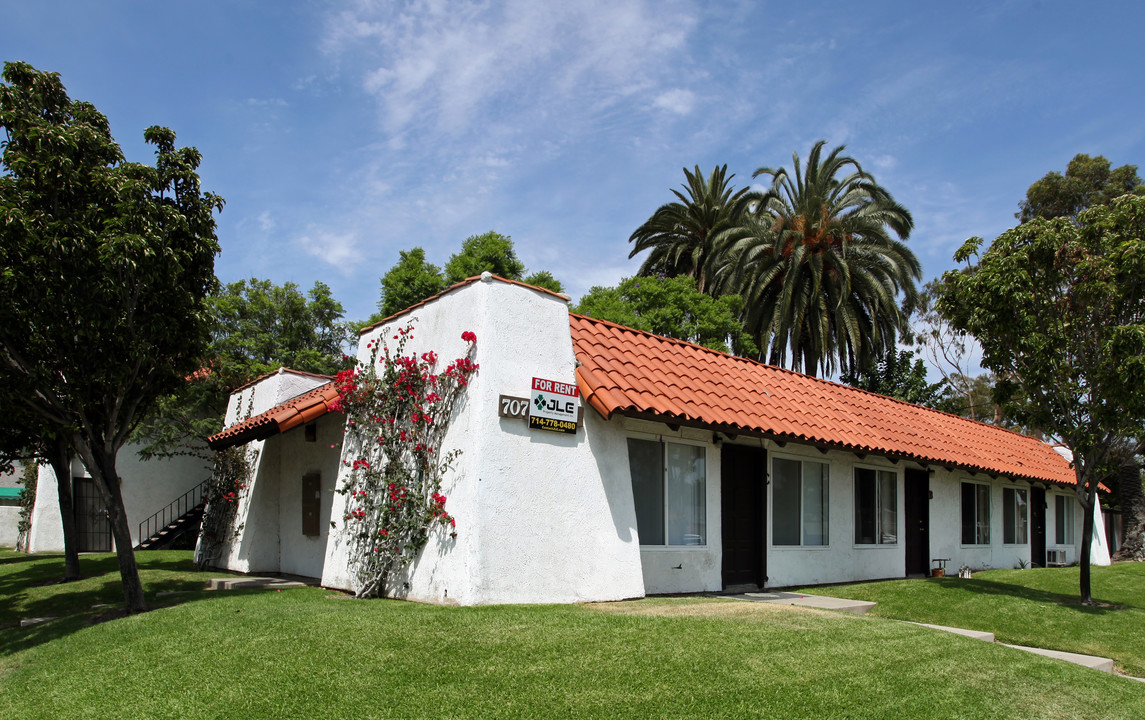 707 Orangewood Ave in Anaheim, CA - Foto de edificio