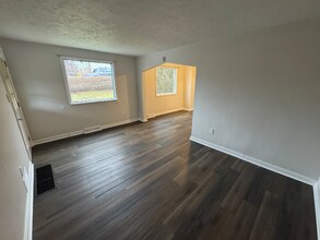 416 Oak St in West Mifflin, PA - Foto de edificio - Building Photo