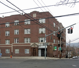 379 Warburton Ave in Yonkers, NY - Foto de edificio - Building Photo