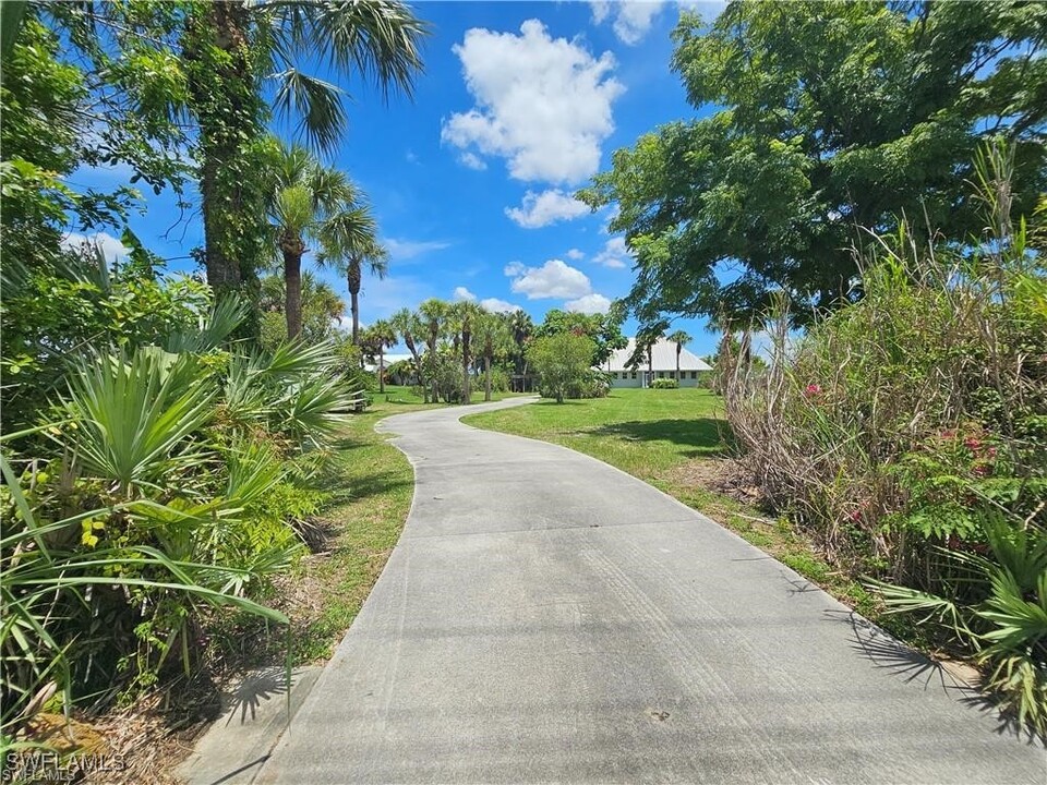 4942 Fort Denaud Rd in Fort Denaud, FL - Foto de edificio