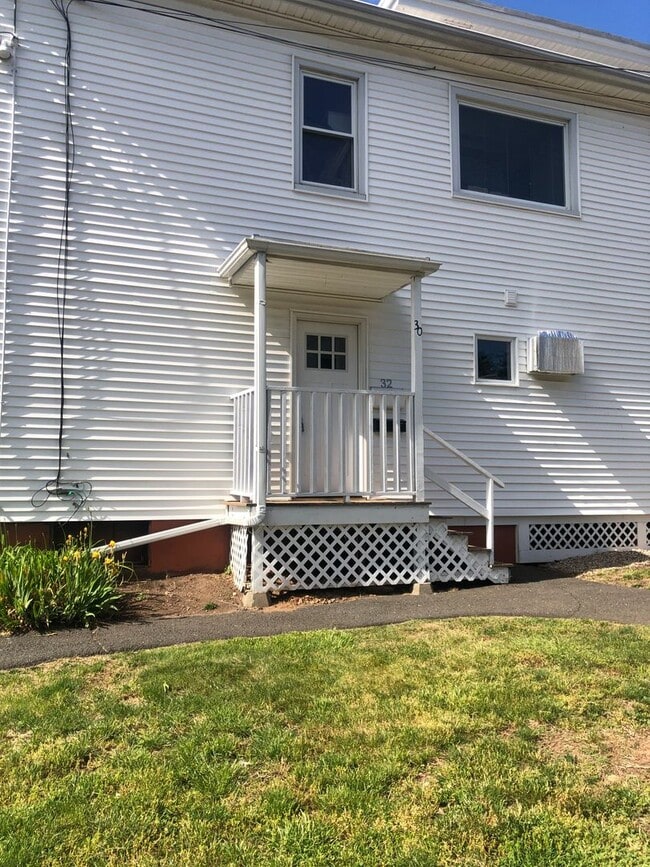 32 Cedar St in New Britain, CT - Building Photo - Building Photo