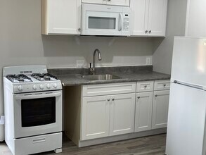 10546 Penrose St in Sun Valley, CA - Building Photo - Building Photo