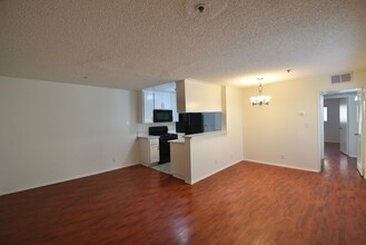 11505 Riverside Dr, Unit 206 in Los Angeles, CA - Building Photo - Building Photo