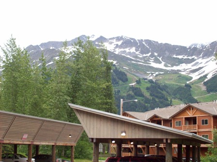 Creekside at Alyeska in Girdwood, AK - Foto de edificio