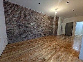 104-55 42nd Ave, Unit 1B in Queens, NY - Foto de edificio - Building Photo