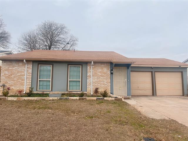 2404 Clint Ct in Arlington, TX - Building Photo