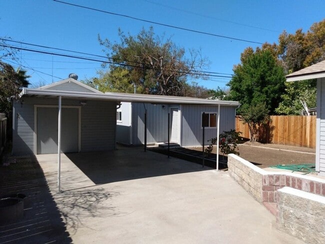 1355 N Roosevelt Ave in Fresno, CA - Building Photo - Building Photo