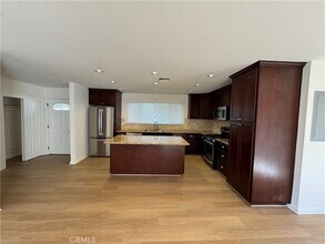 1336 Calle Tulipan in Thousand Oaks, CA - Foto de edificio - Building Photo