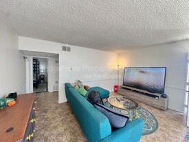 1000 Leslie Rd in El Cajon, CA - Building Photo