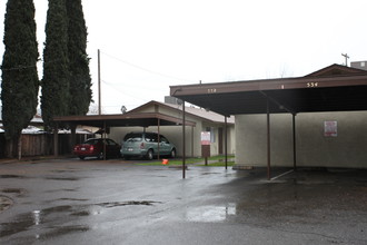 526 Vermont Ave in Turlock, CA - Foto de edificio - Building Photo