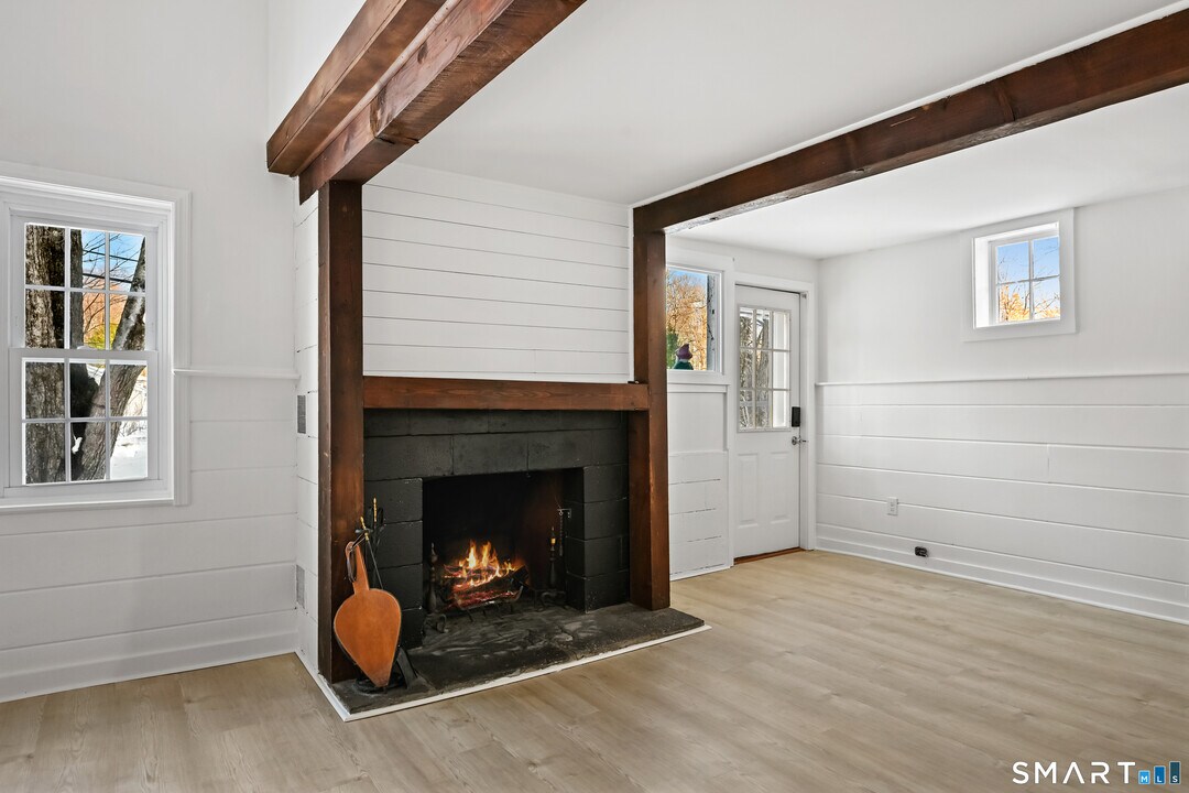 99 Ramapoo Rd in Ridgefield, CT - Building Photo