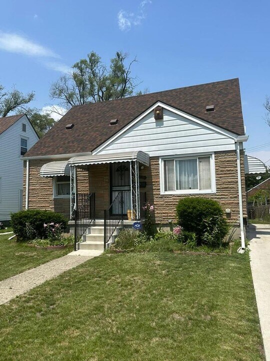 16012 W Chicago in Detroit, MI - Building Photo