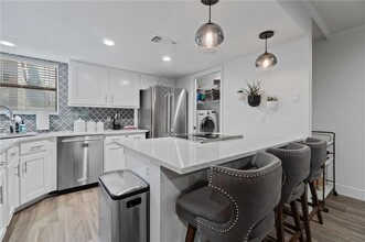 1135 Barton Hills Dr in Austin, TX - Foto de edificio - Building Photo