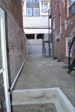 24 Chelsea St, Unit #B in Boston, MA - Foto de edificio - Building Photo