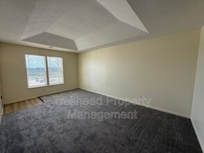 1100 N Noland Rd in Independence, MO - Foto de edificio - Building Photo