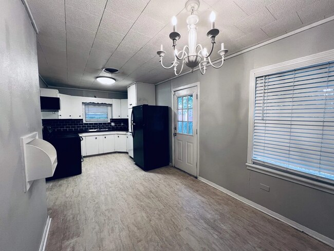 2201 Ave G in Nederland, TX - Building Photo - Building Photo