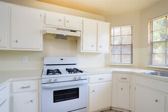 11047 Grassyglen Dr in Houston, TX - Building Photo - Building Photo