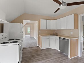 720 Pine St, Unit Upper in Manitowoc, WI - Foto de edificio - Building Photo