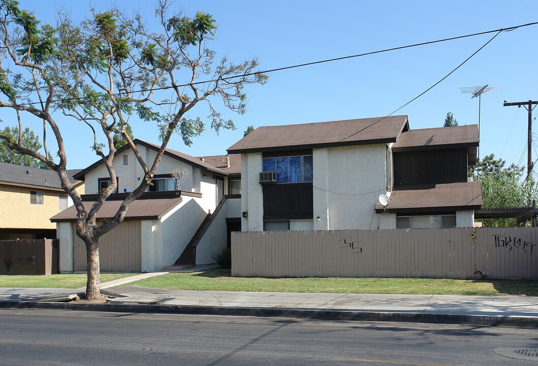 1021 W Central Ave in Santa Ana, CA - Building Photo