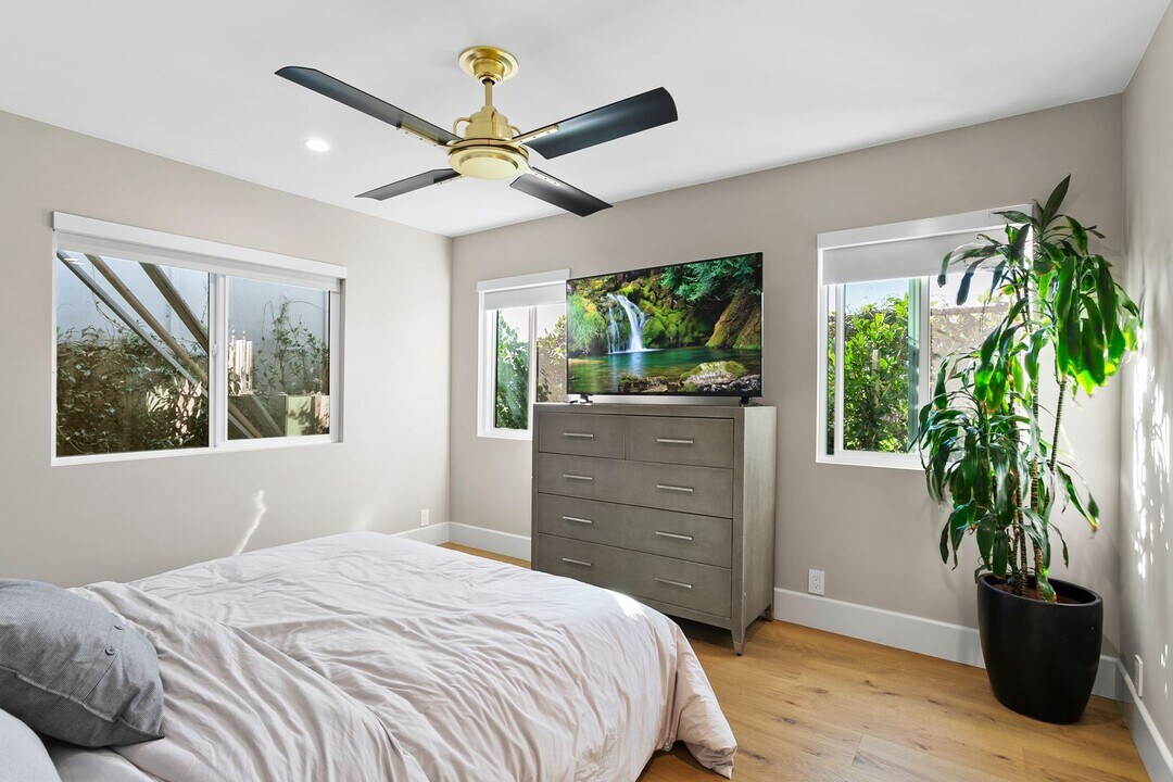 354 La Perle Pl in Costa Mesa, CA - Building Photo