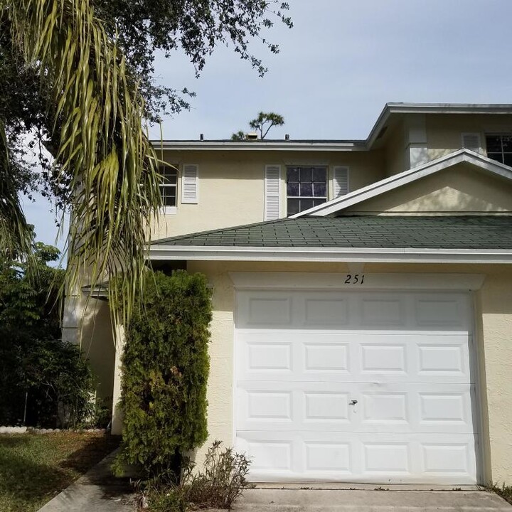 251 Leland Ln in Greenacres, FL - Building Photo