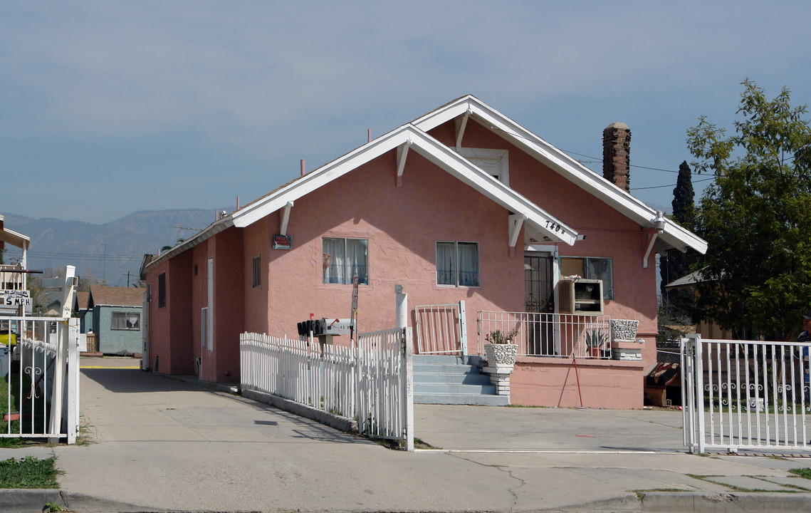 740 W 8th St in San Bernardino, CA - Foto de edificio