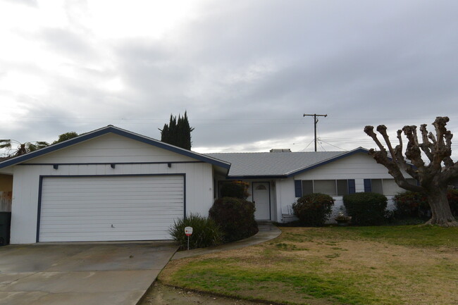 1423 W Cambridge Ave in Visalia, CA - Building Photo - Building Photo