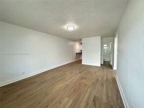 110 NE 19th Ave in Deerfield Beach, FL - Building Photo - Building Photo
