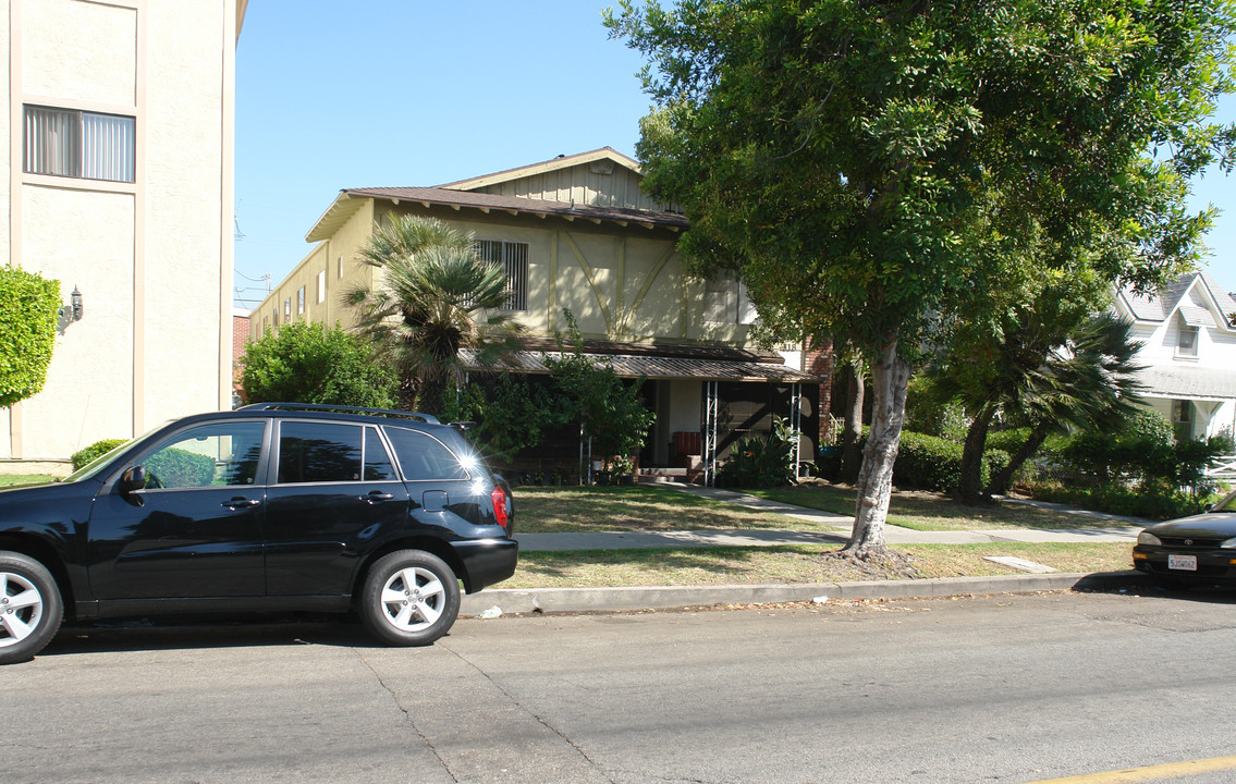 118 S Adams St in Glendale, CA - Building Photo