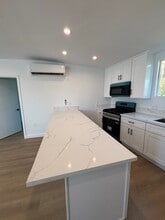 2280 S Barrington Ave, Unit 9 in Los Angeles, CA - Building Photo - Building Photo