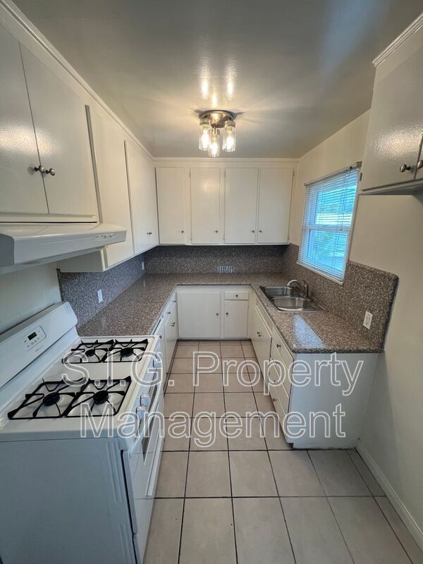 property at 627 1/2 W Glenoaks Blvd