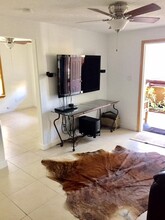 311 Pershing Way-Unit -1 in West Palm Beach, FL - Foto de edificio - Building Photo