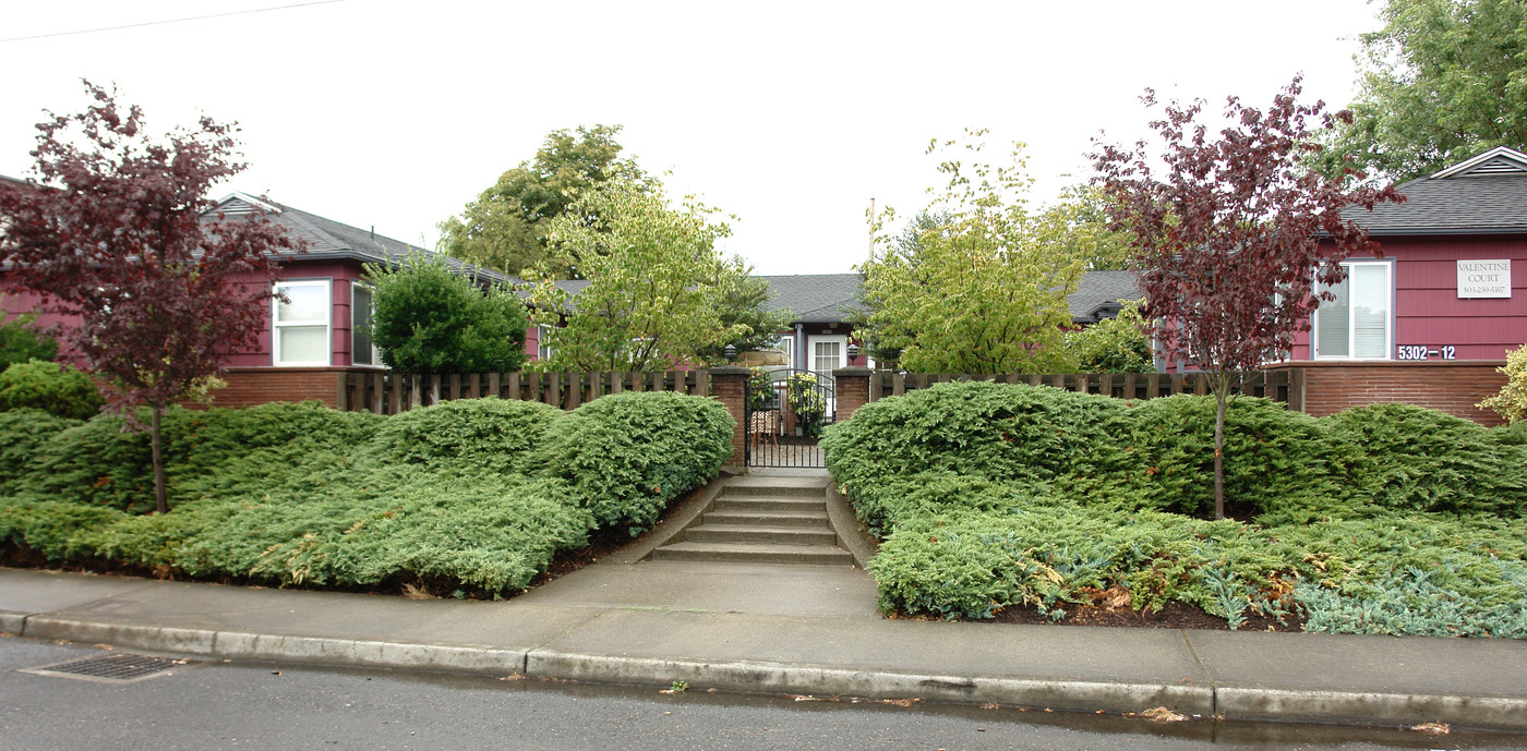 5302-5312 NE Hoyt St in Portland, OR - Building Photo