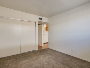 Koval Lane Apartments in Las Vegas, NV - Foto de edificio - Building Photo