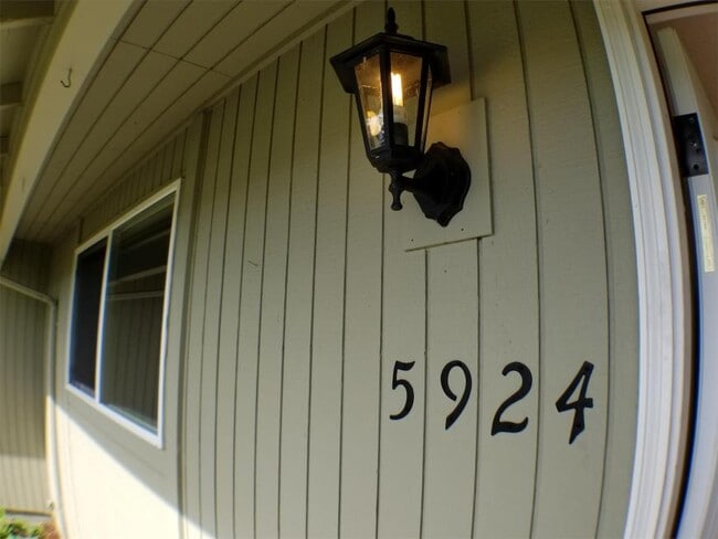 5924 114th Pl SE in Bellevue, WA - Building Photo - Building Photo