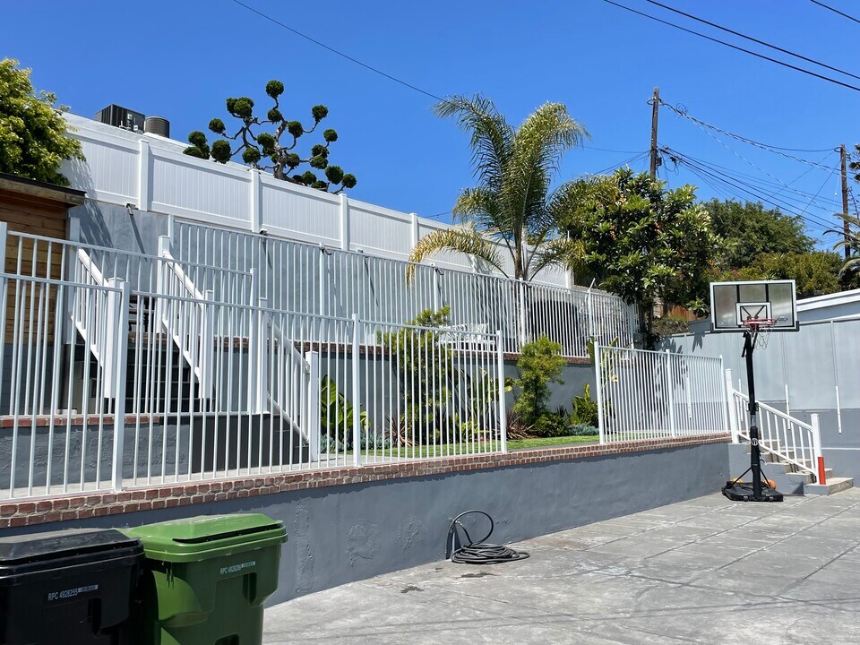 813 Pier Ave in Santa Monica, CA - Foto de edificio