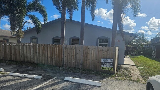 700 NE 46th Ct in Oakland Park, FL - Building Photo - Building Photo