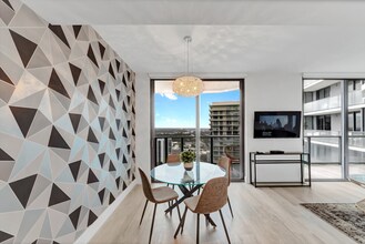 121 NE 34th St in Miami, FL - Building Photo - Building Photo