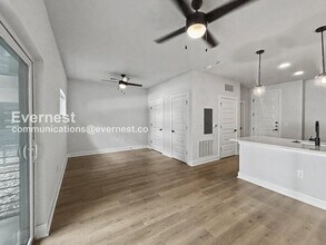 3101 Govalle Ave, Unit Apartment 110 in Austin, TX - Foto de edificio - Building Photo