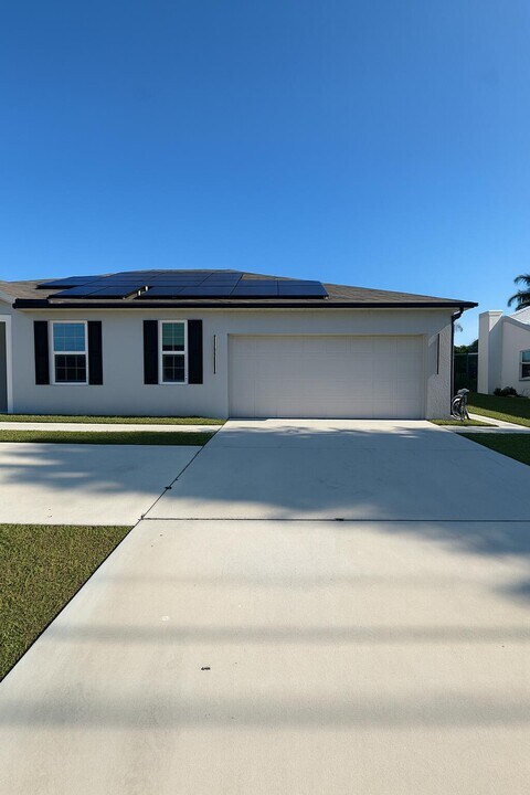 1963 SW Import Dr in Port St. Lucie, FL - Building Photo
