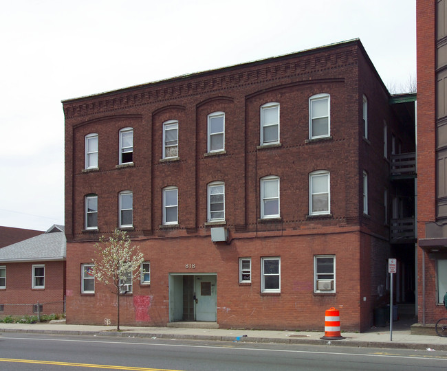 818 Chicopee St in Chicopee, MA - Foto de edificio - Building Photo