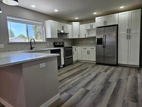 2214 Claremont Ct in Moses Lake, WA - Foto de edificio - Building Photo