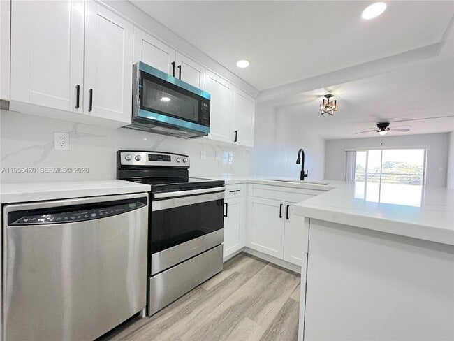 3110 N Pine Island Rd, Unit 408 in Sunrise, FL - Foto de edificio - Building Photo