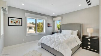 739 5th Ave N in Naples, FL - Building Photo