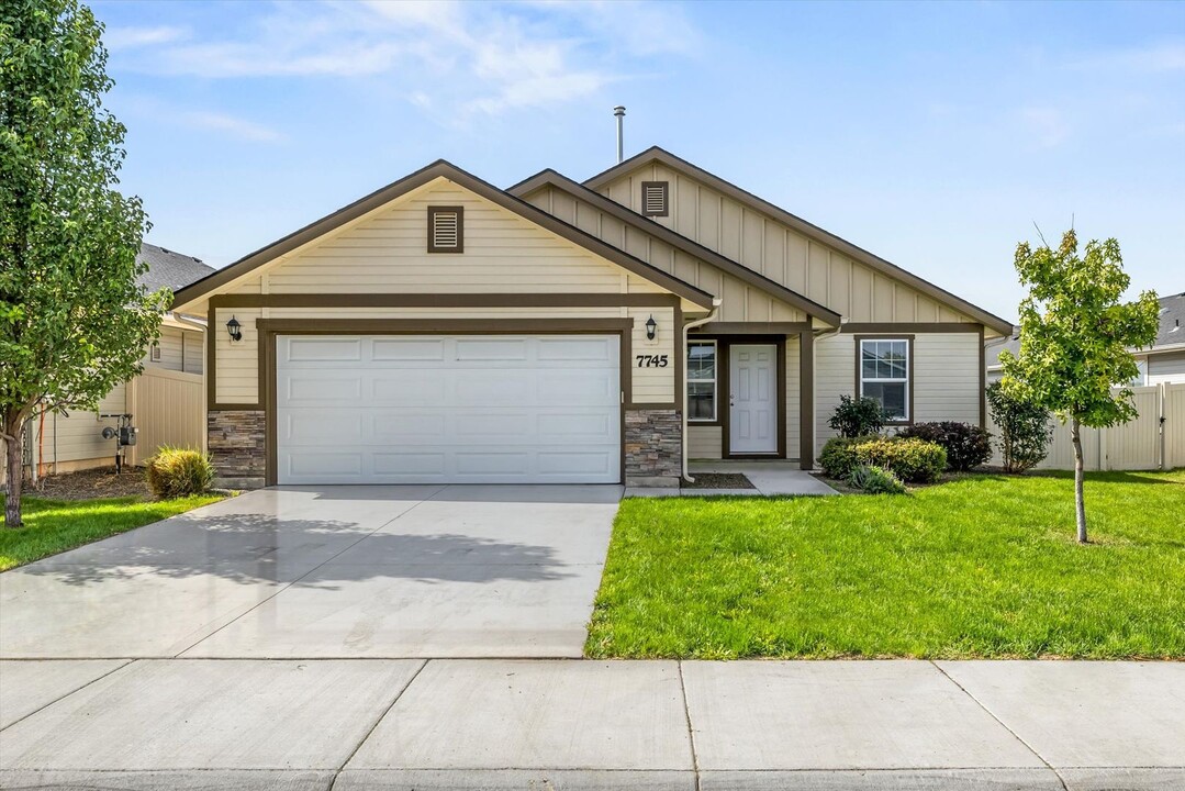 7745 E Declaration Dr in Nampa, ID - Building Photo