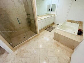 717 Crandon Blvd in Key Biscayne, FL - Building Photo - Building Photo